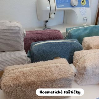 ✨️Hodně taštiček = hodně materiálu. Jak je ušít v co nejkratší době? 🤩Každý kousek látky, každý šev a každý detail má svůj...